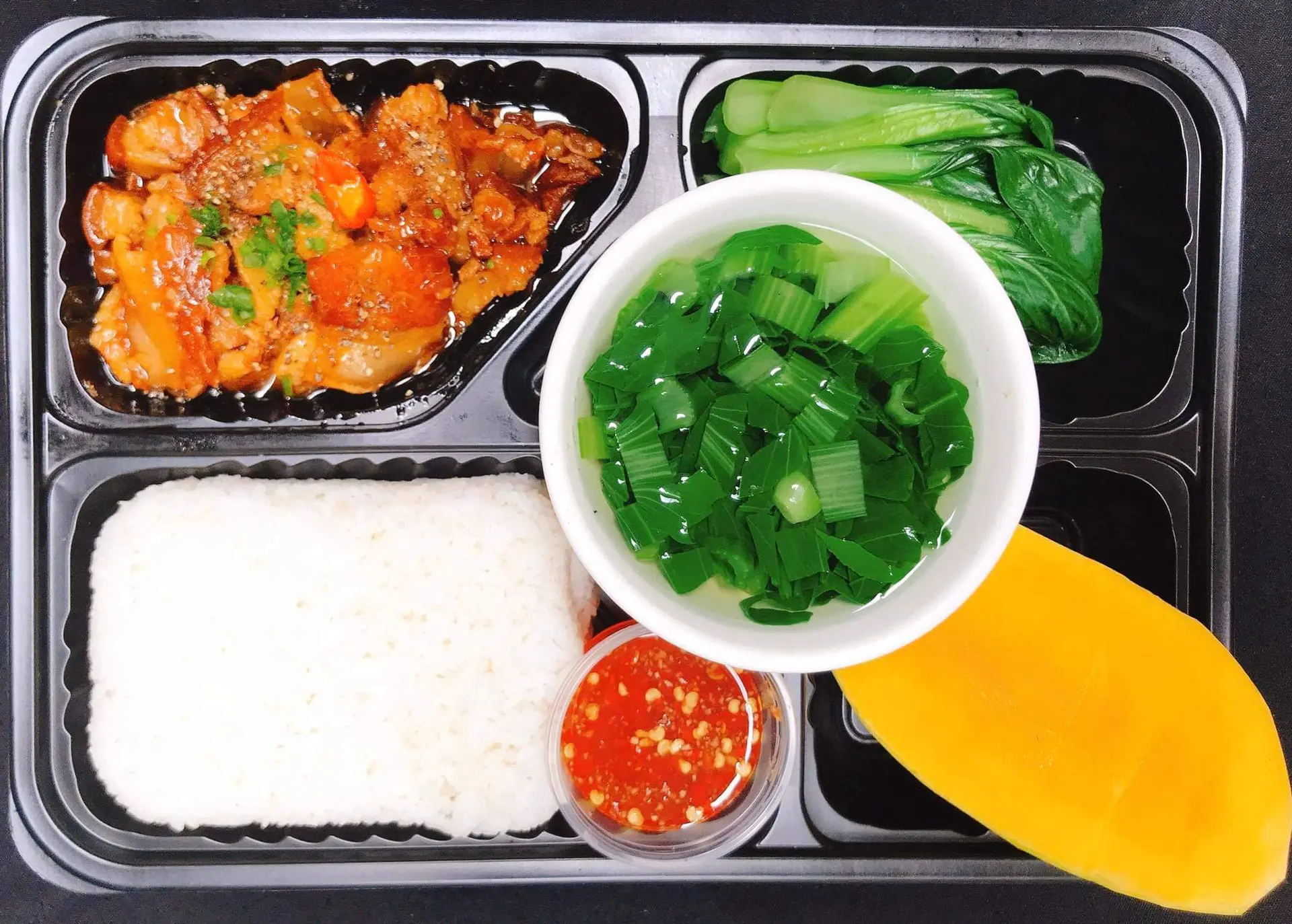 Hình ảnh Combo 14 : Combo cơm ba chỉ cháy cạnh (kèm canh, rau, trái cây tráng miệng)