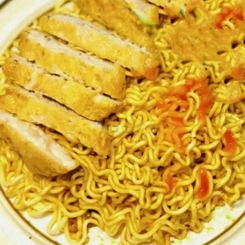 Hình ảnh Mì Trộn Sốt, Tỏi Bơ Đặc Biệt, Chả Mực Giã (Kèm Tương Ớt, Cà, Rau Bắp/Cải Thảo, Nấm)