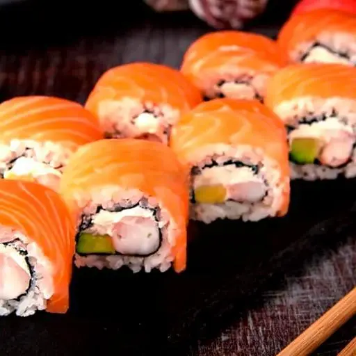Hình ảnh Maki cá hồi bơ trứng