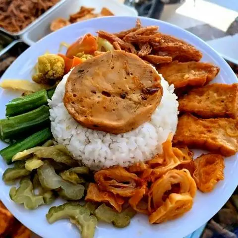Hình ảnh Cơm Chay Thập Cẩm + Chả Lụa