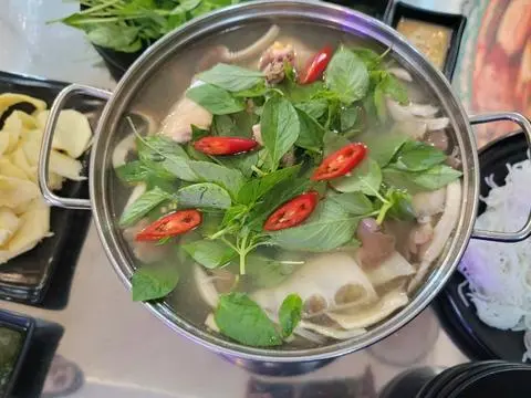 Hình ảnh Lẩu Gà Lá É Lớn