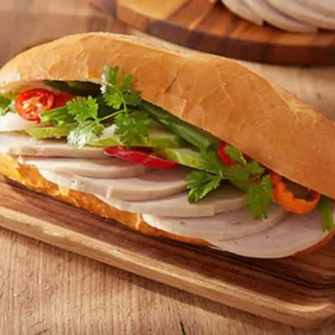 Hình ảnh 1 Bánh Mì Heo Quay, 1 Bánh mì 2 trứng, 1 Bánh Mì Thịt - tặng Nướng Bánh Vừa nóng Vừa Giòn