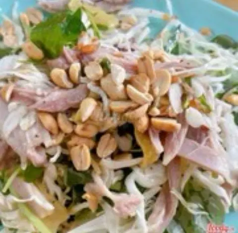Hình ảnh Nửa con gà chặt lá chanh - cháo - gỏi
