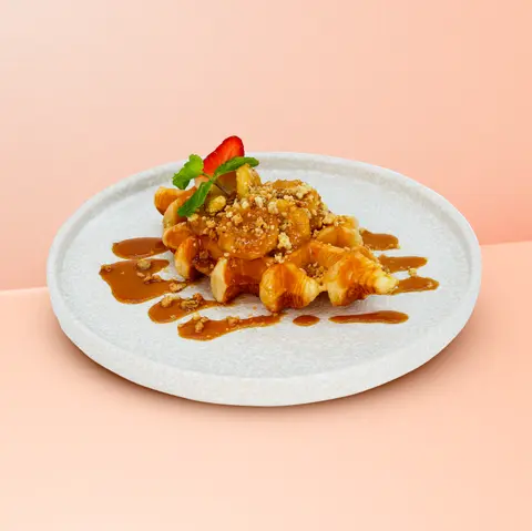 Hình ảnh Croffle Chuối xốt Caramel & Hạt Bồ Đào