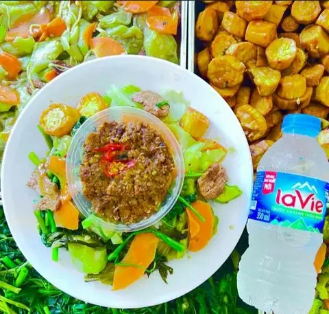 Hình ảnh cơm mắm chưng+ nước khoáng 