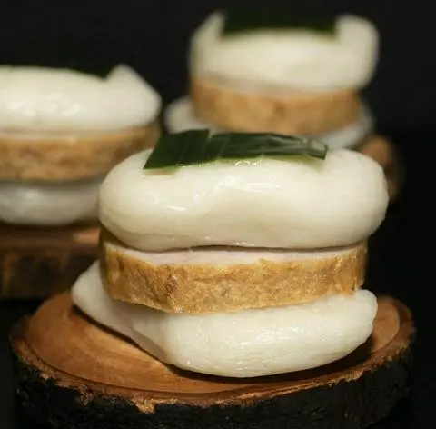 Hình ảnh Bánh Giày Kẹp Chả Quế