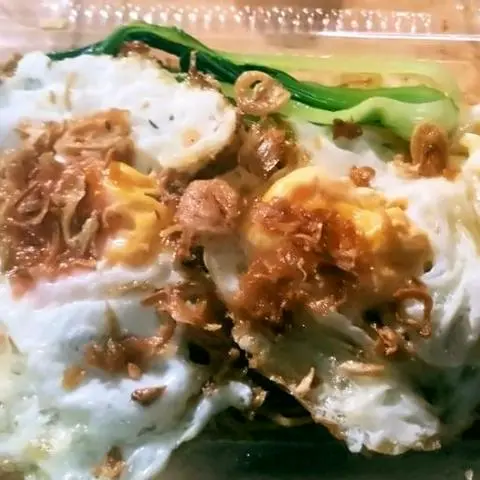 Hình ảnh Bánh tráng trộn 2 trứng ốp la