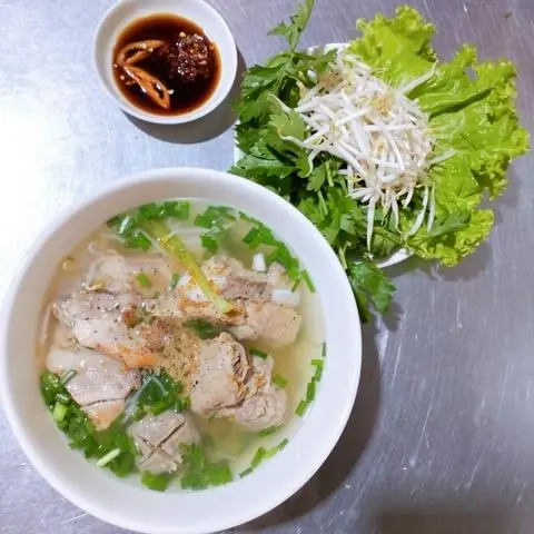 Hình ảnh Hủ tiếu thập cẩm ( sườn, bò viên, xá xíu )