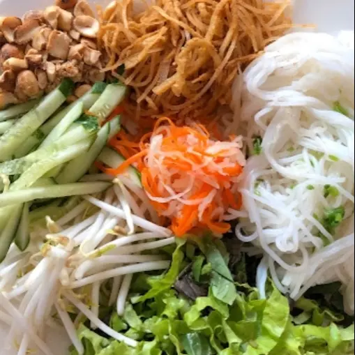 Hình ảnh bún bì, chả, hoàn thánh, bóng cá chiên 