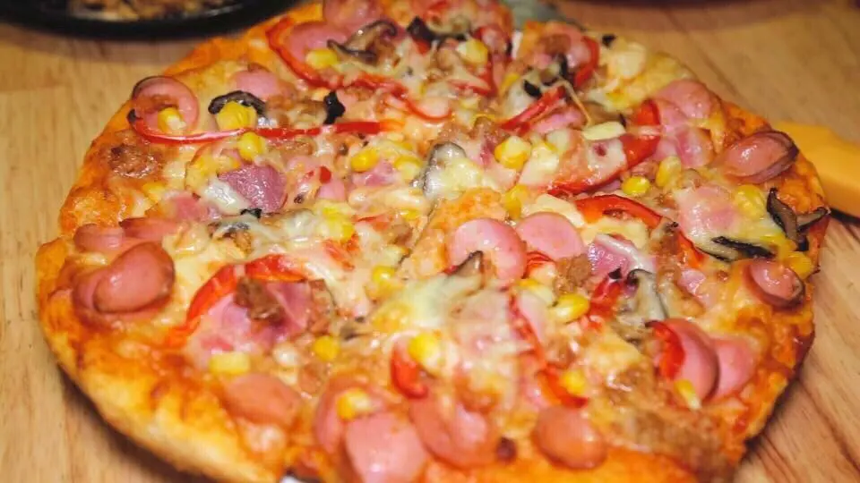 Hình ảnh Pizza xúc xích tươi