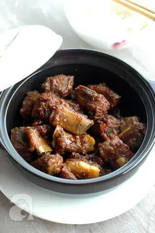 Hình ảnh Cơm niêu sườn non kho tộ + 1 nước tự chọn