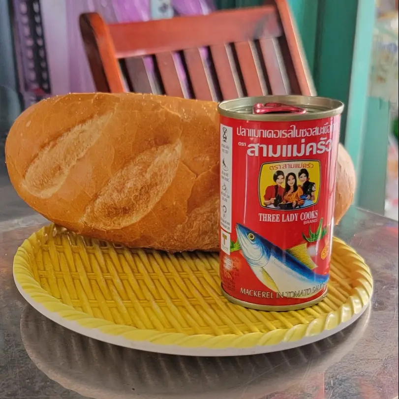 Hình ảnh bánh mì cá hộp 