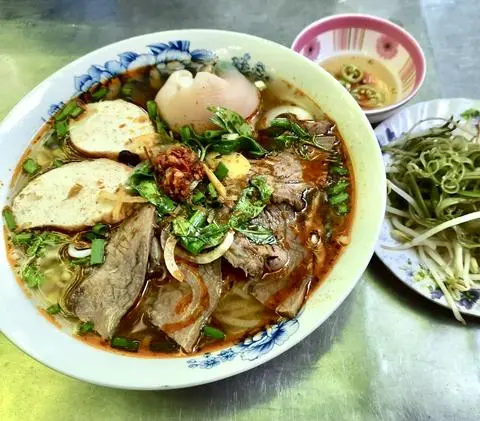 Hình ảnh Bún bò Huế đầy đủ