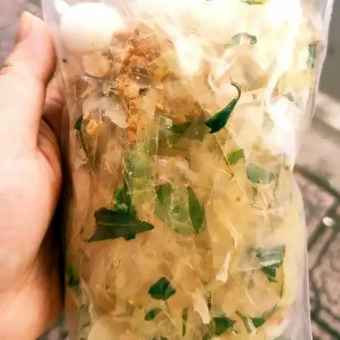 Hình ảnh Bánh tráng trộn sốt thái trứng cút lòng đào