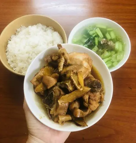 Hình ảnh Cơm Nóng Gà Ta Kho Gừng Đặc Biệt 