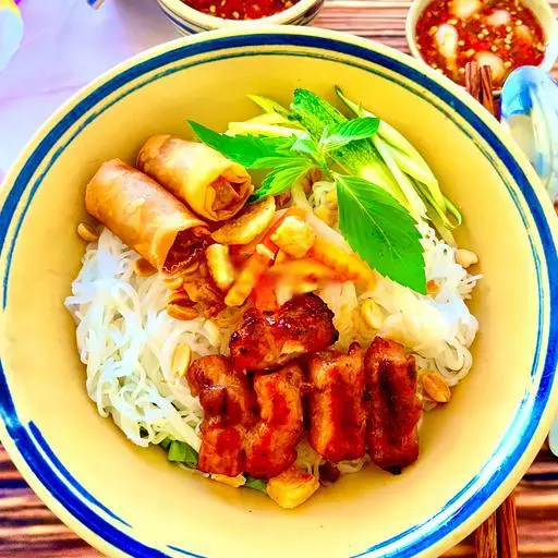 Hình ảnh Bún kim tiền, chả giò