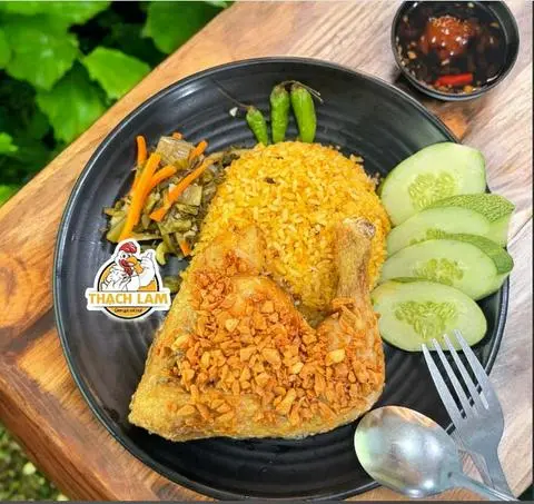 Hình ảnh Cơm gà mắm tỏi - đùi lớn góc tư