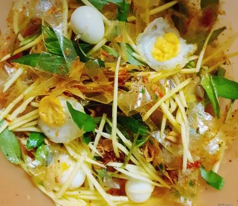 Hình ảnh Bánh tráng trộn sợi(trứng cút luộc)