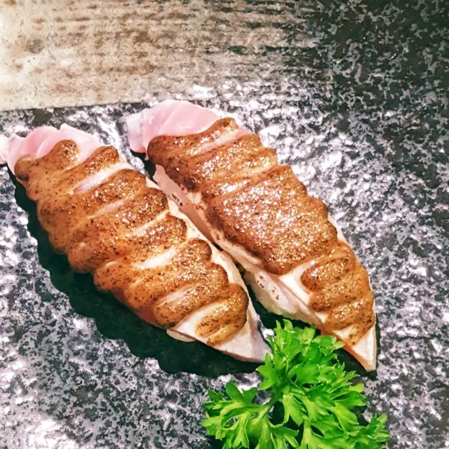 Hình ảnh Sushi cá cam sốt tiêu nướng 