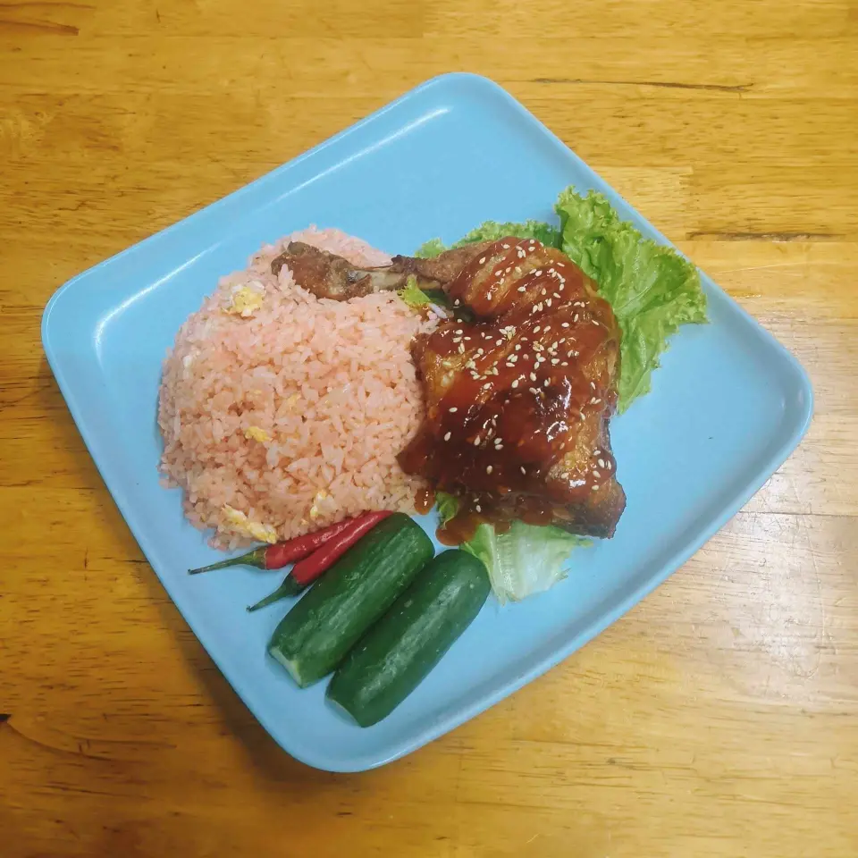 Hình ảnh Cơm Gà Xối Mỡ Sốt Cay Hàn Quốc 