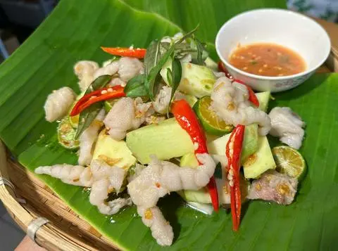 Hình ảnh Chân Gà Rút Xương Lắc Xoài ( Cóc theo mùa)
