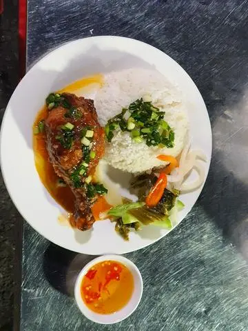 Hình ảnh CƠM TẤM ĐÙI GÀ CHIÊN MẮM 