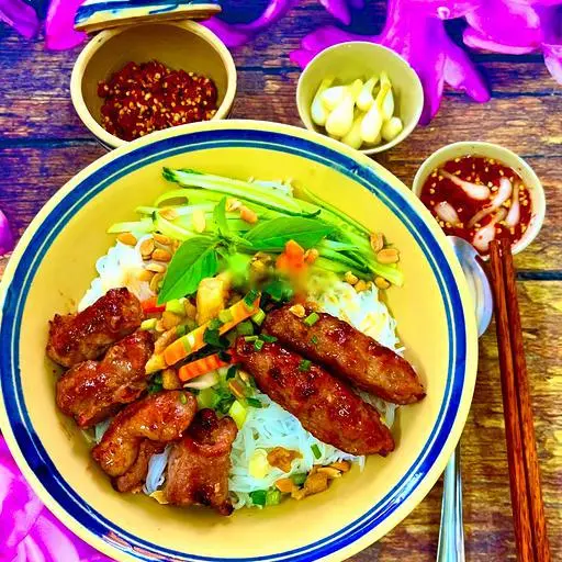 Hình ảnh Bún kim tiền, nem nướng 