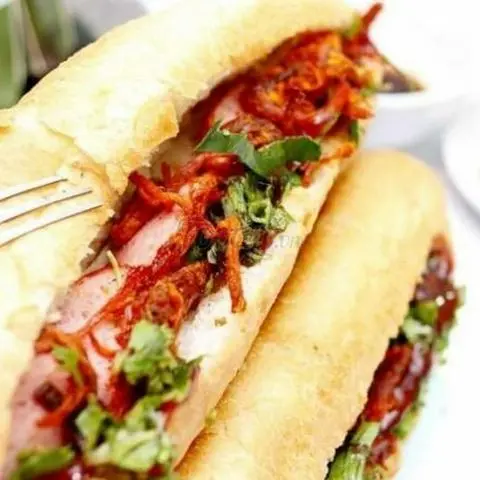 Hình ảnh Bánh Mỳ Xúc Xích Khô Bò