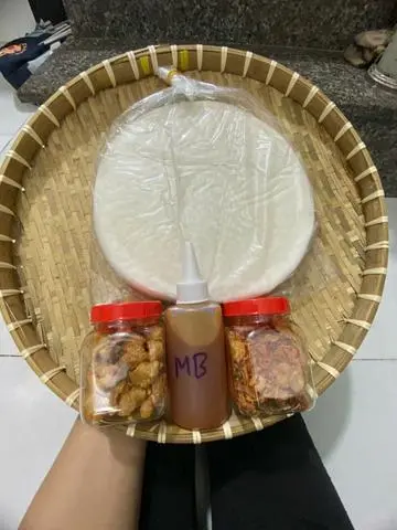 Hình ảnh Bánh tráng phơi sương tròn cuốn muối béo tốp mỡ hành phi 