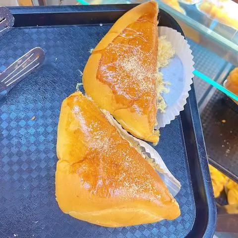 Hình ảnh Bánh mì tam giác xúc xích chà bông