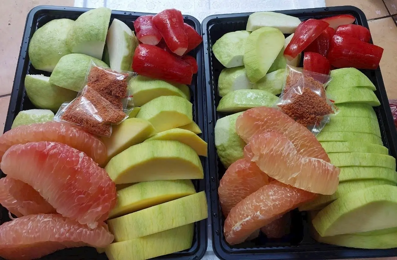 Hình ảnh Combo 3 khay LÊ +DỨA +ỔI Gọt Sặn kèm Nước Chấm Thần Thánh