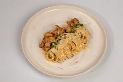 Hình ảnh Chicken fettuccine with truffle cream sauce