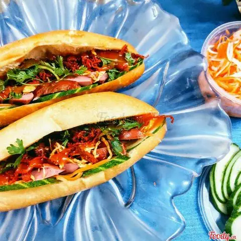 Hình ảnh Bánh Mỳ Xúc Xích Gà Xé Khô Bò