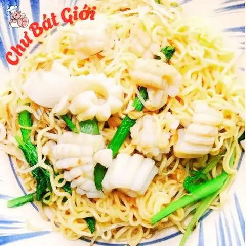 Hình ảnh Mì trộn mực xào rau củ