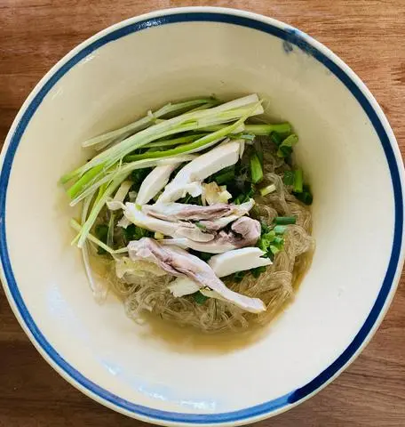 Hình ảnh Bún gà thịt đùi