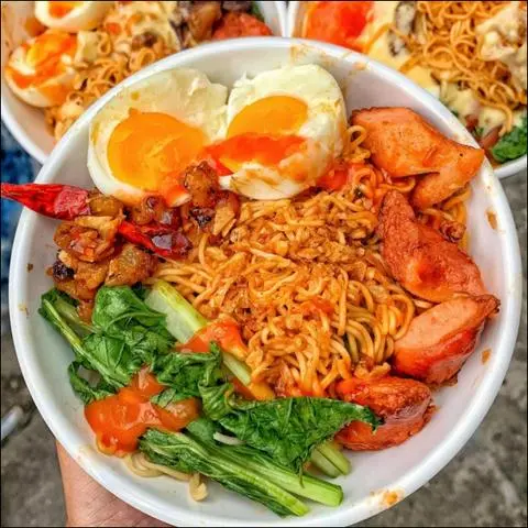 Hình ảnh Mì trộn sả tế xuc xich trứng 