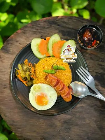 Hình ảnh Cơm xúc xích trứng