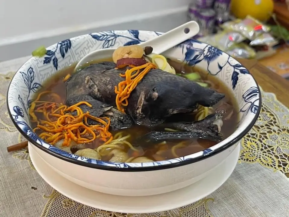 Hình ảnh Mì gà ác hầm nhân sâm (nguyên con)