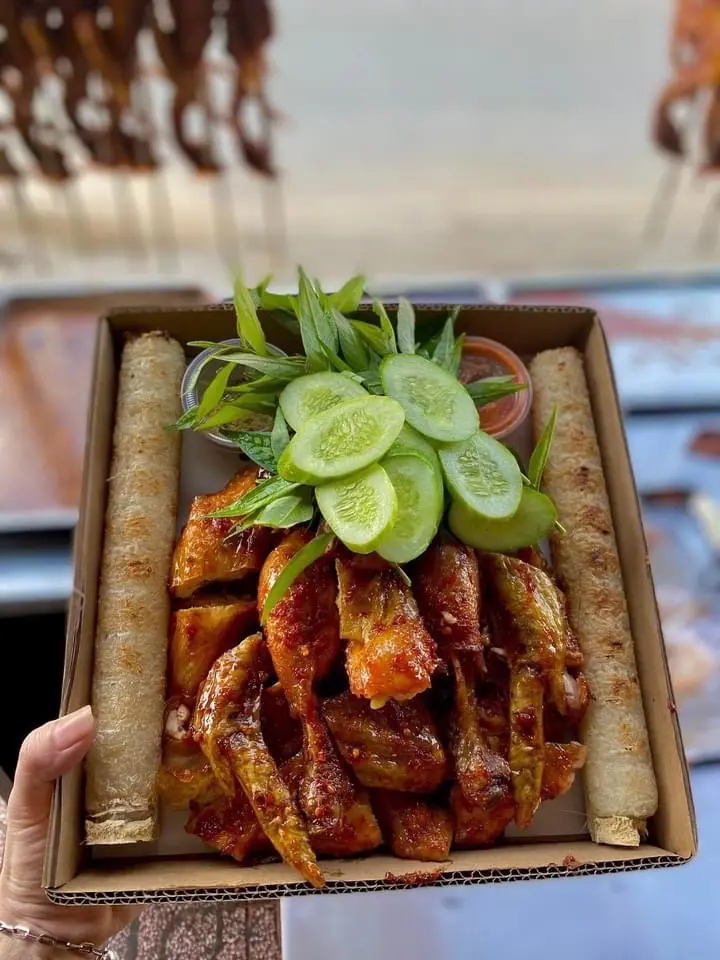 Hình ảnh Gà quay cơm lam nước cốt dừa