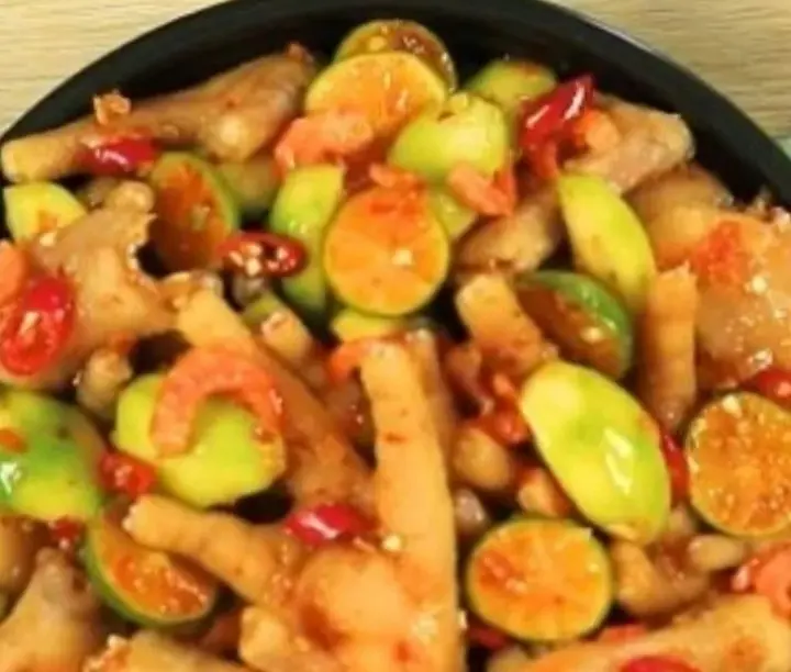 Hình ảnh Chân gà rút xương trộn cóc xoài 