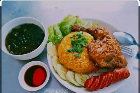 Hình ảnh Cơm Gà Xối Mỡ Đùi Chiên Giòn Truyền Thống + Xúc Xích ( Tặng Trà Tắc)