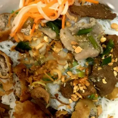 Hình ảnh Bún thịt đầy đủ
