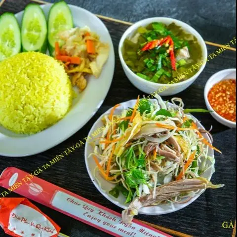 Hình ảnh Cơm gà xé phay - canh gà lá giang - nước nha đam hoặc sữa bắp