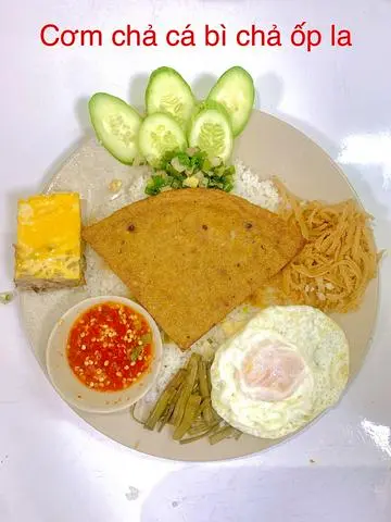 Hình ảnh Cơm Chả Cá Bì Chả Ốp La