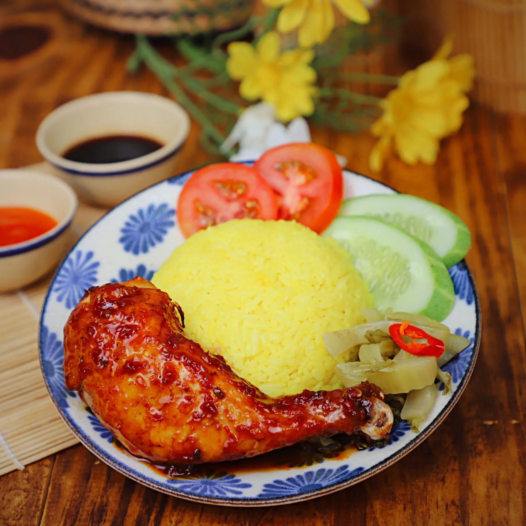Hình ảnh Cơm Gà Xốt Chua Cay (Đùi Tỏi/Má Đùi)