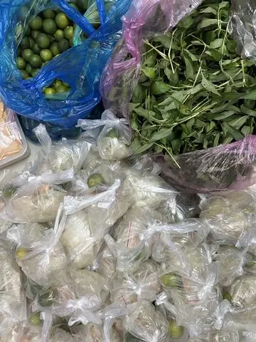 Hình ảnh 5 bịch bánh tráng muối sặc ủ bơ