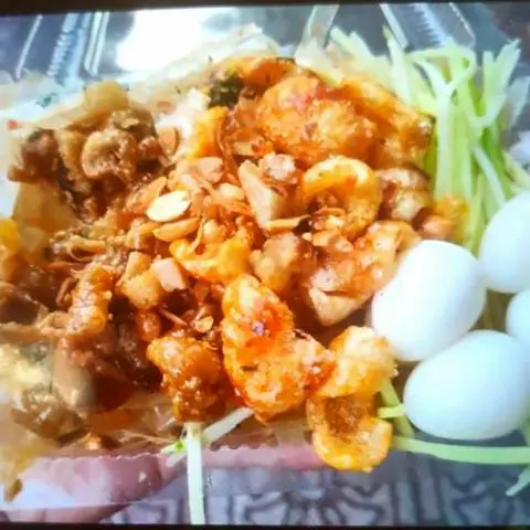 Hình ảnh Bánh tráng trộn da heo da gà trứng cút lòng đào