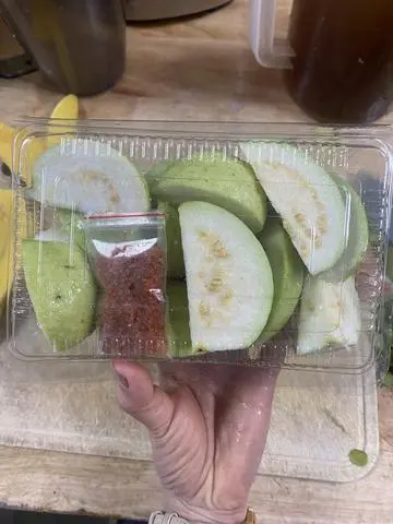 Hình ảnh Hộp ổi kèm muối chấm