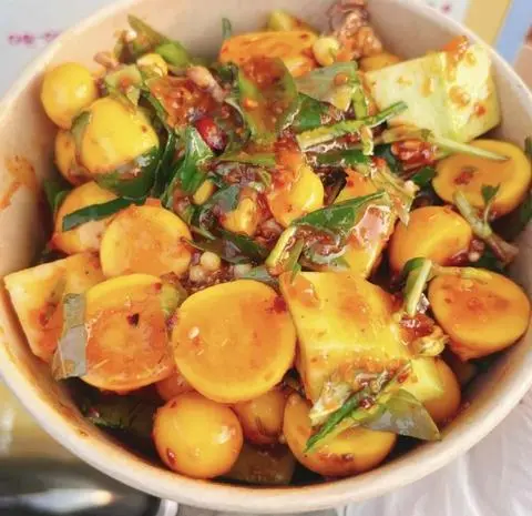 Hình ảnh Chân gà mix trứng non sốt thái (size vừa)