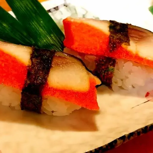 Hình ảnh Nigiri cá trích ép trứng đỏ